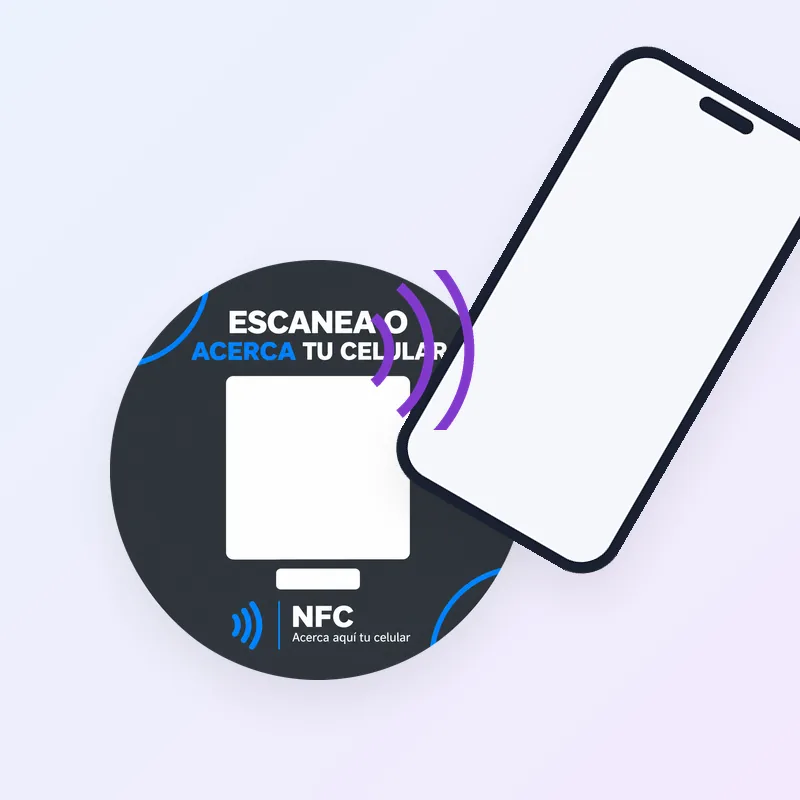 Celular acercándose a la pieza para leer el NFC